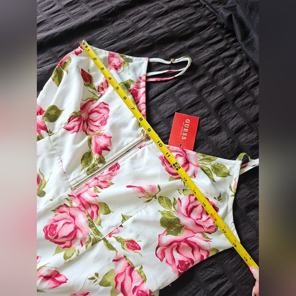 New + Tag Guess Womens Size Large Pink Roses Flower Pant White Jumpsuit Romper - Picture 7 of 9